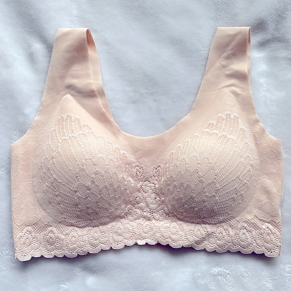 NWT: Comfort Form, Wireless Bra!